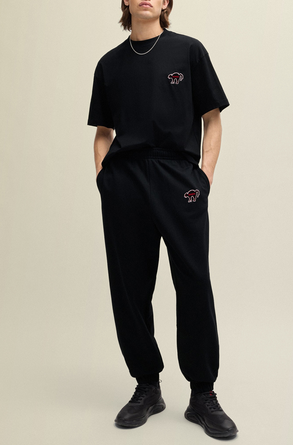 תמונת כל הלוק של חולצת טי